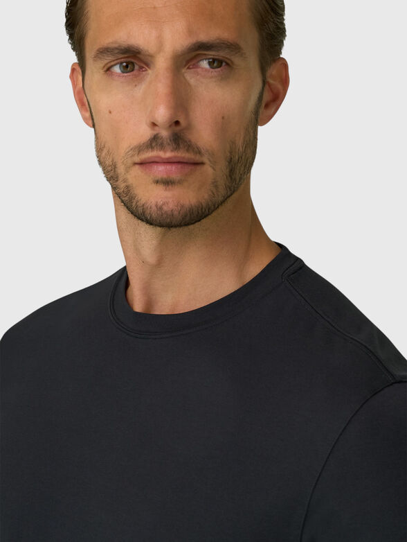 Black t-shirt - 4