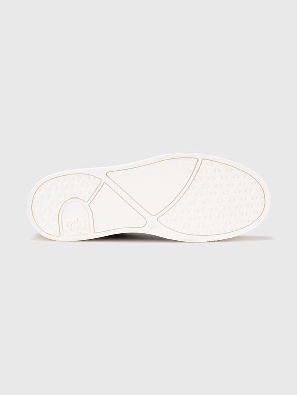 Sneakers with a logo detail - 5