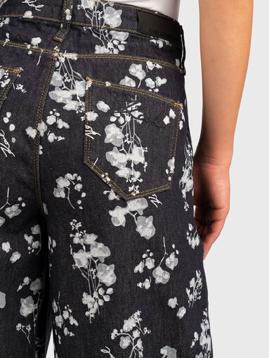 Wide leg jeans with floral print - 3