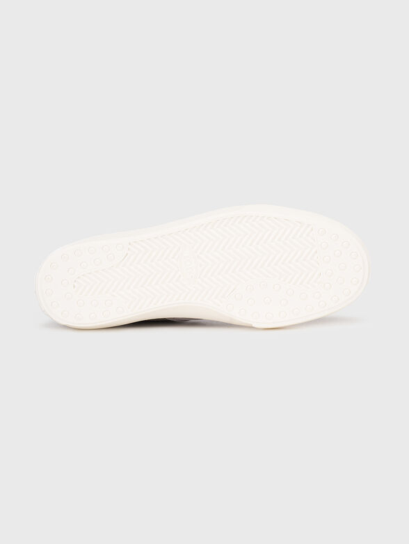 Sports shoes with suede elements - 4