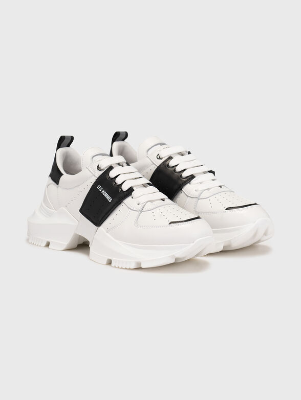 Sports shoes with contrasting elements - 2