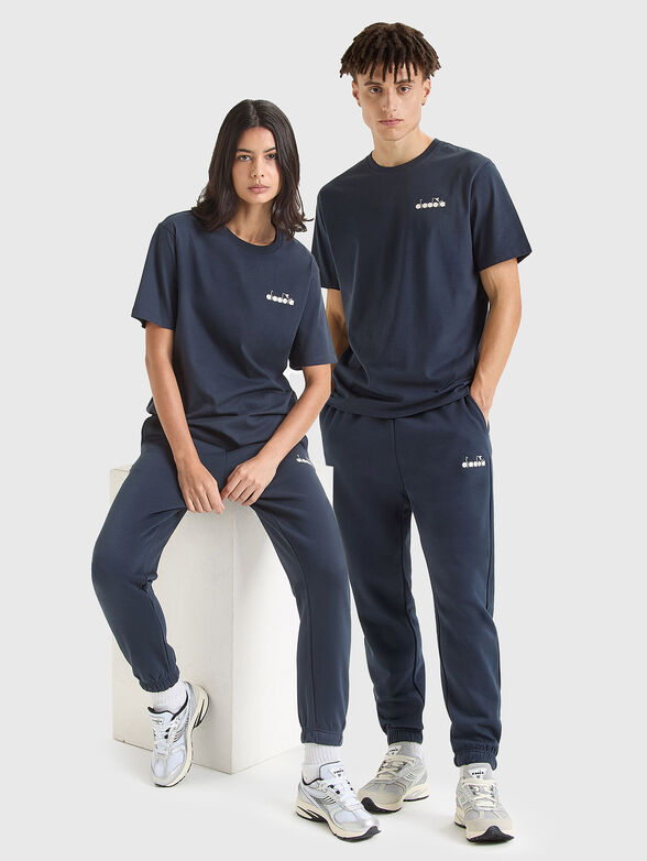 Unisex T-shirt with an accent logo print - 1