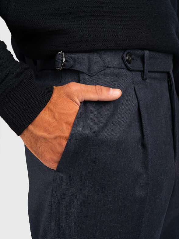 Trousers with cuffs and pockets - 3