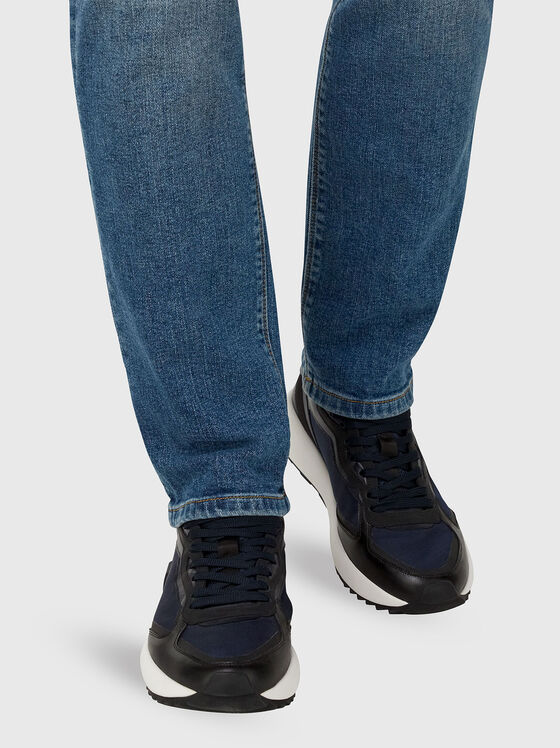 Sports shoes with contrasting design  - 2