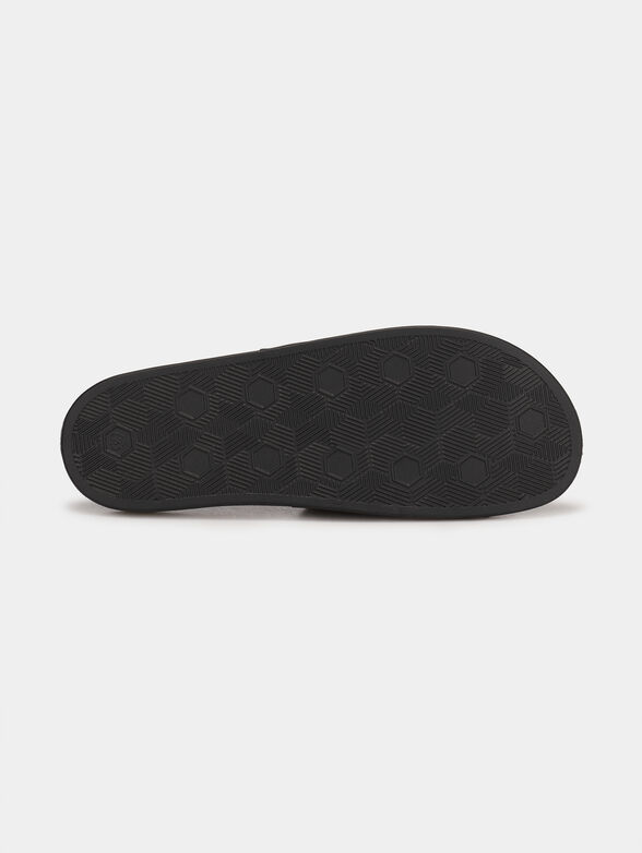 Black beach slippers with print - 5