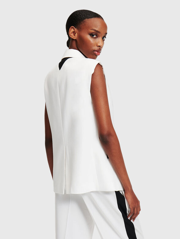 White vest with contrasting details - 3