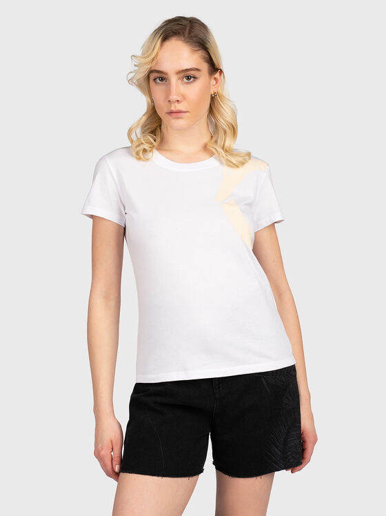 Бяла тениска с контрастен принт - 1