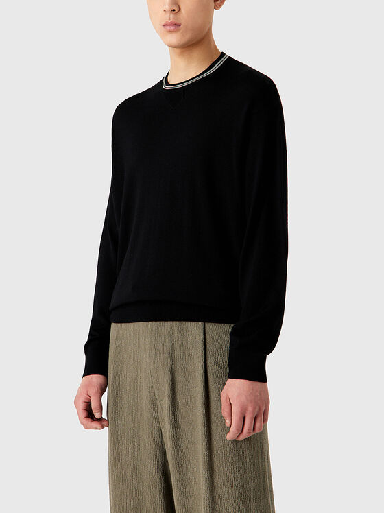 Черен вълнен пуловер с овално деколте - 1