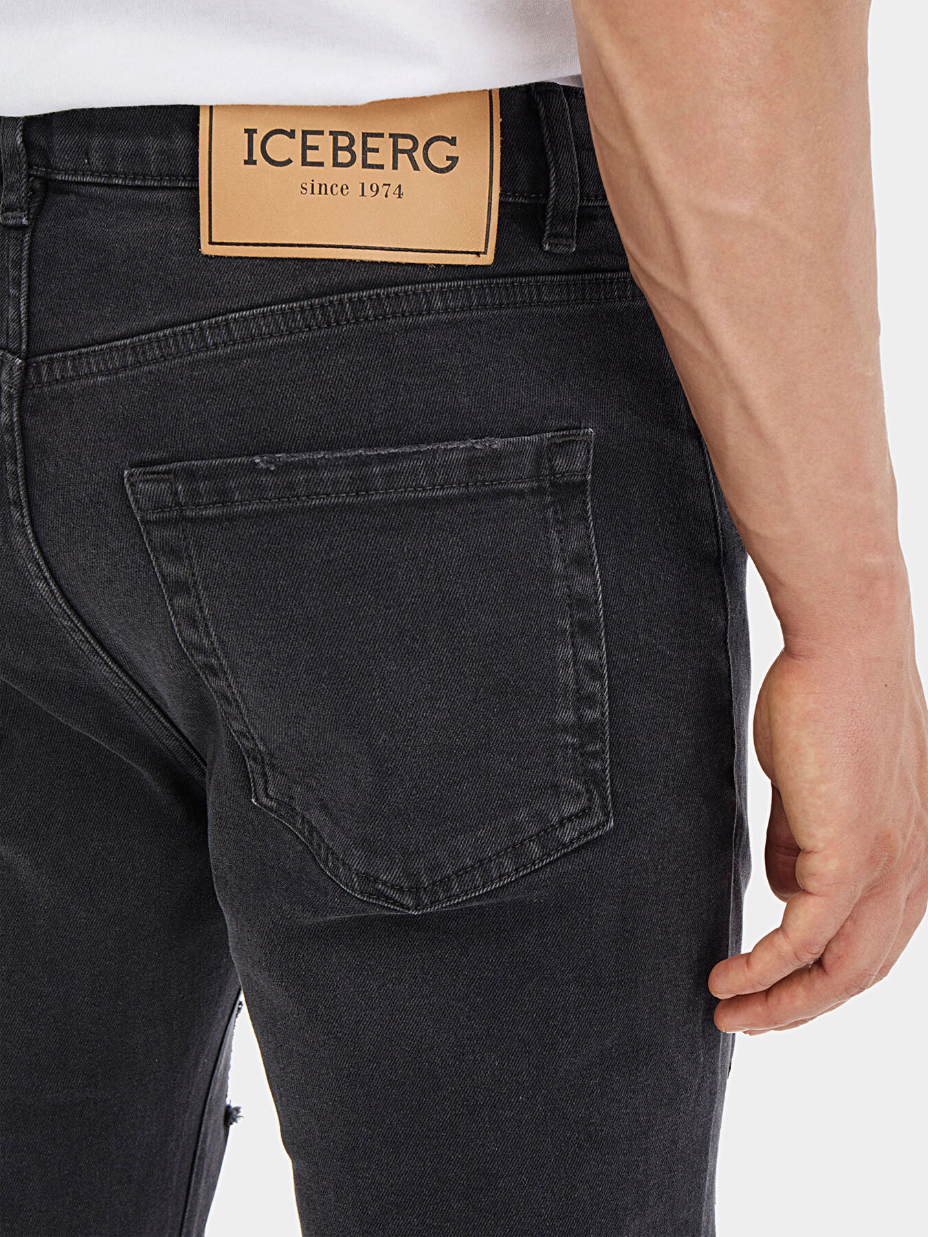 【大特価!!】 Jeans with Globalbrandsstore.com/en — ICEBERG brand details art トップス