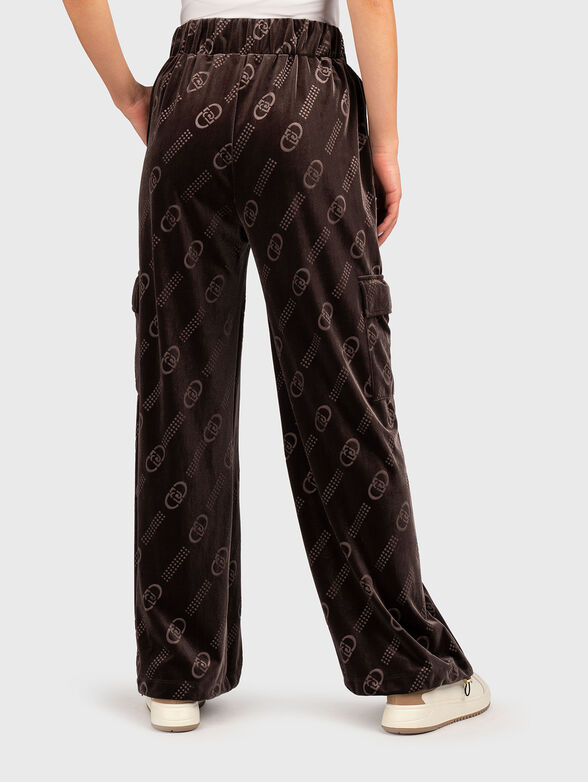 Sports pants with side pockets - 2