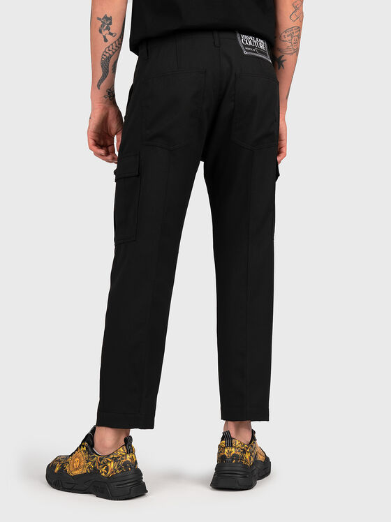 Черен карго панталон с лого патч - 2