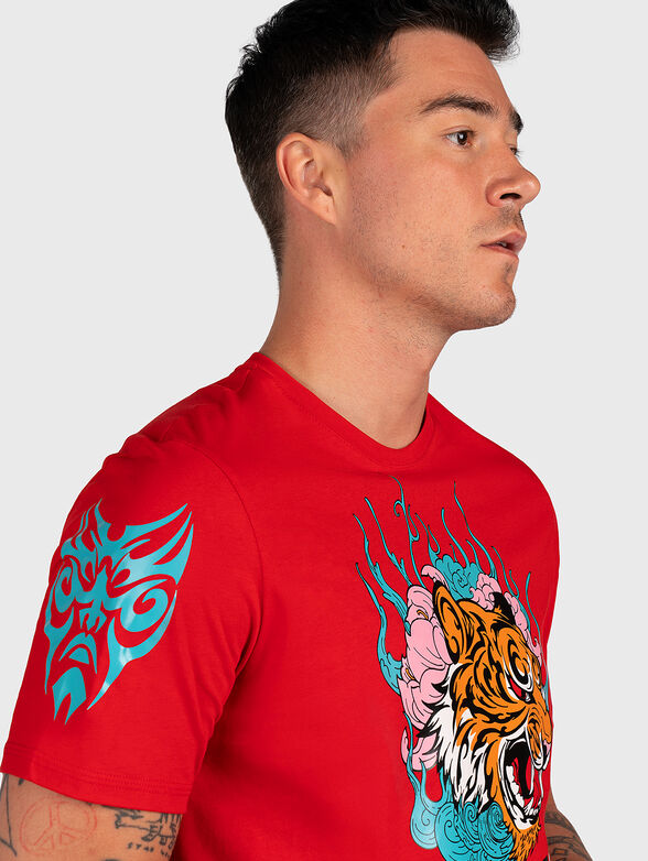 Red T-shirt with colorful print - 3