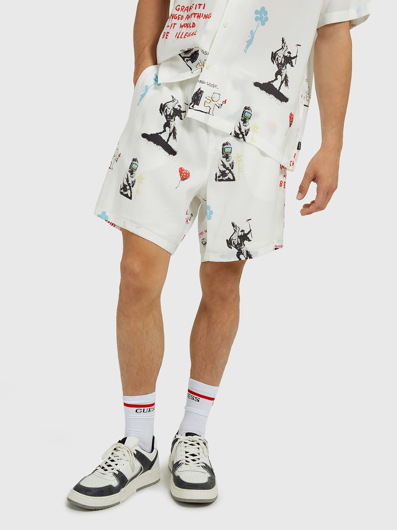 Shorts with graffiti print brand GUESS — Globalbrandsstore