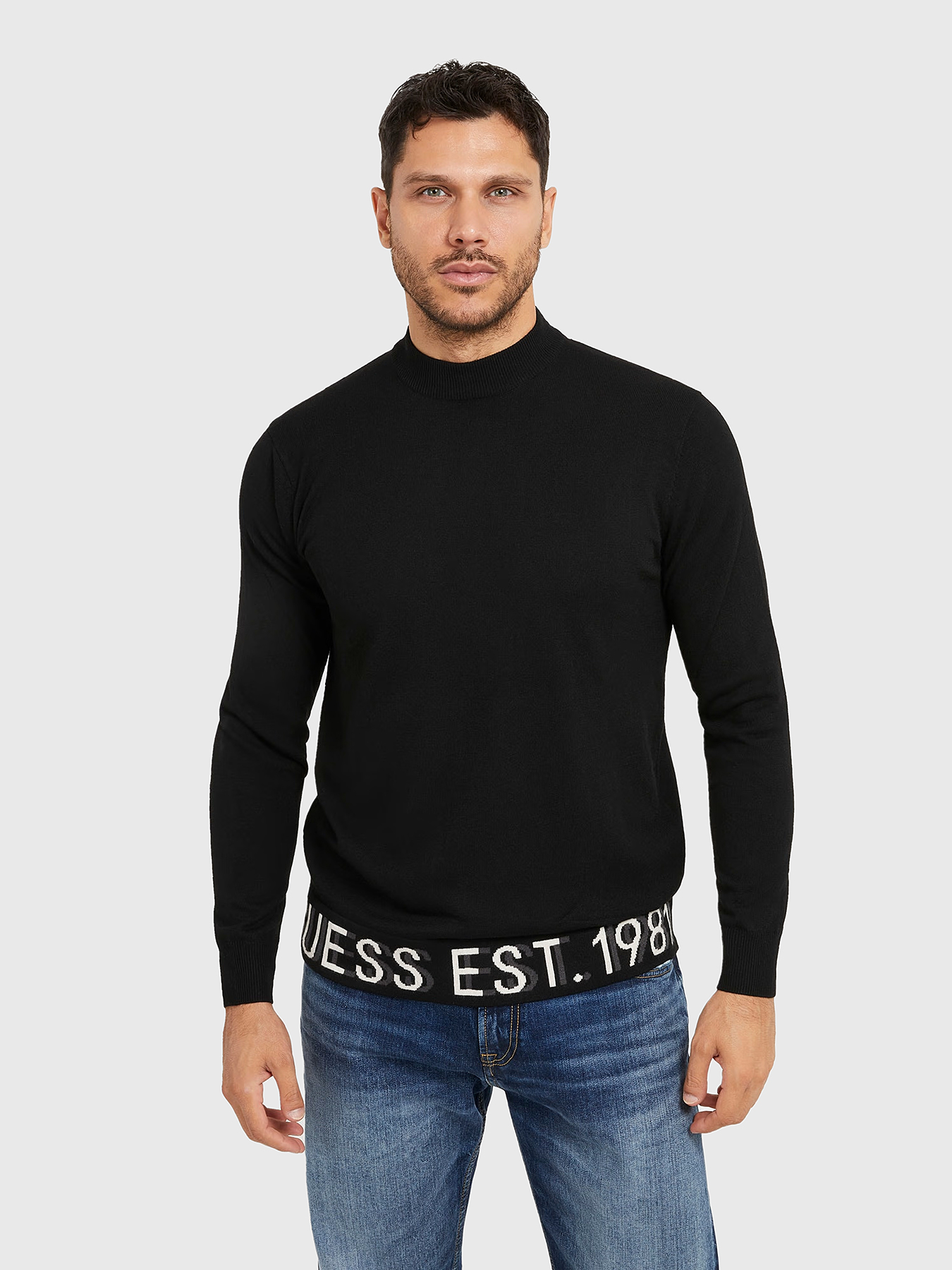 Черен пуловер с контрастен лого детайл на марката Guess 