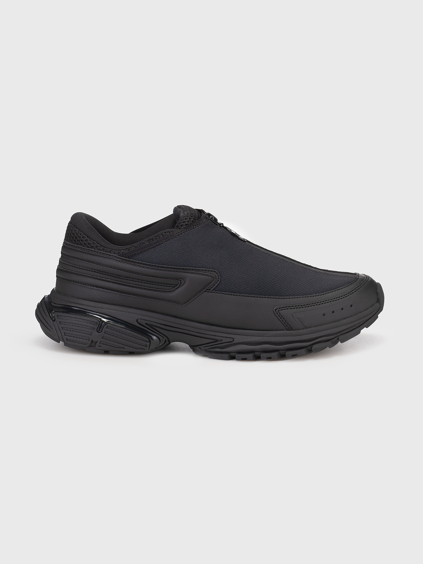 Black sneakers with zip brand DIESEL — Globalbrandsstore.com/en