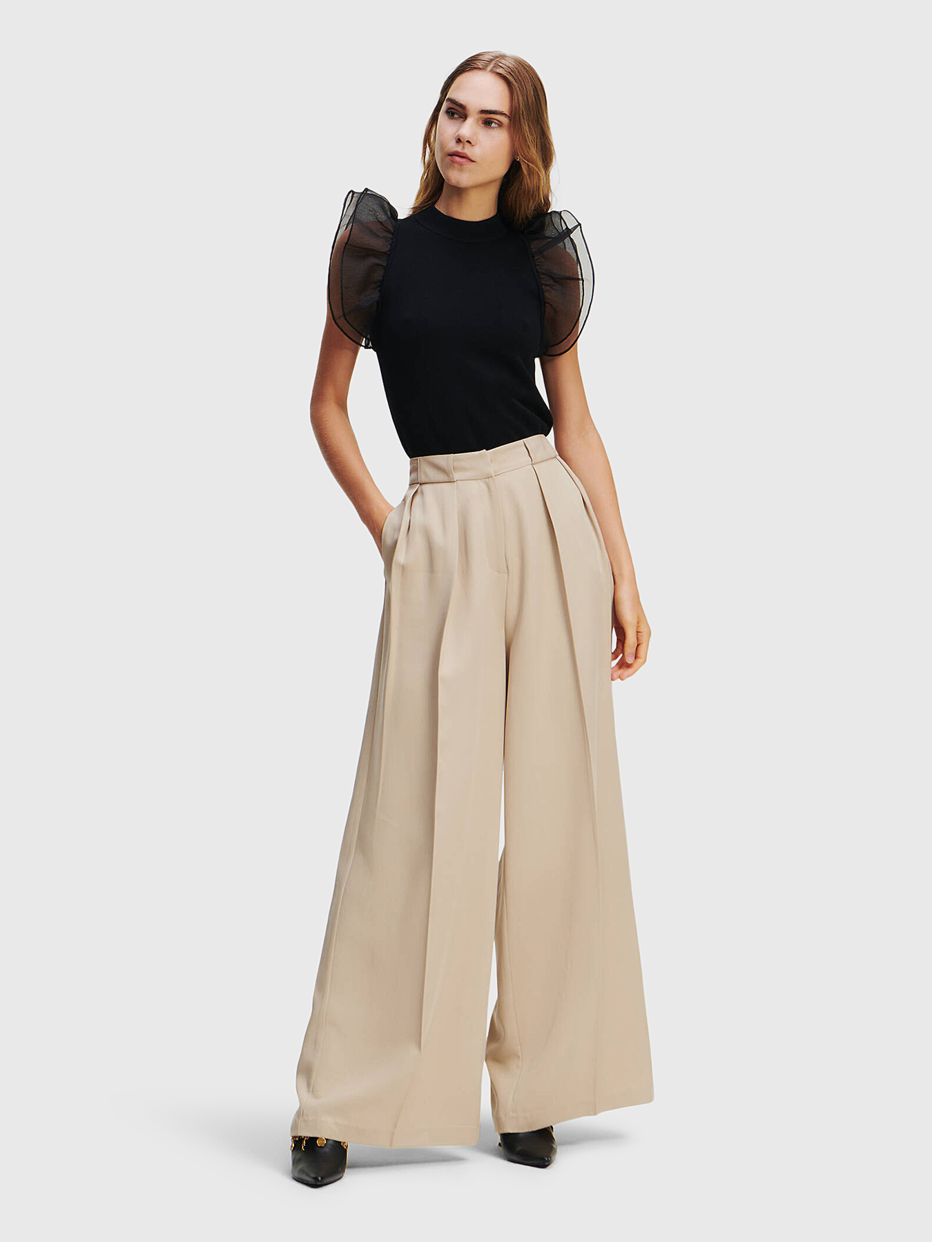 Beige pants brand Karl Lagerfeld — Globalbrandsstore.com/en