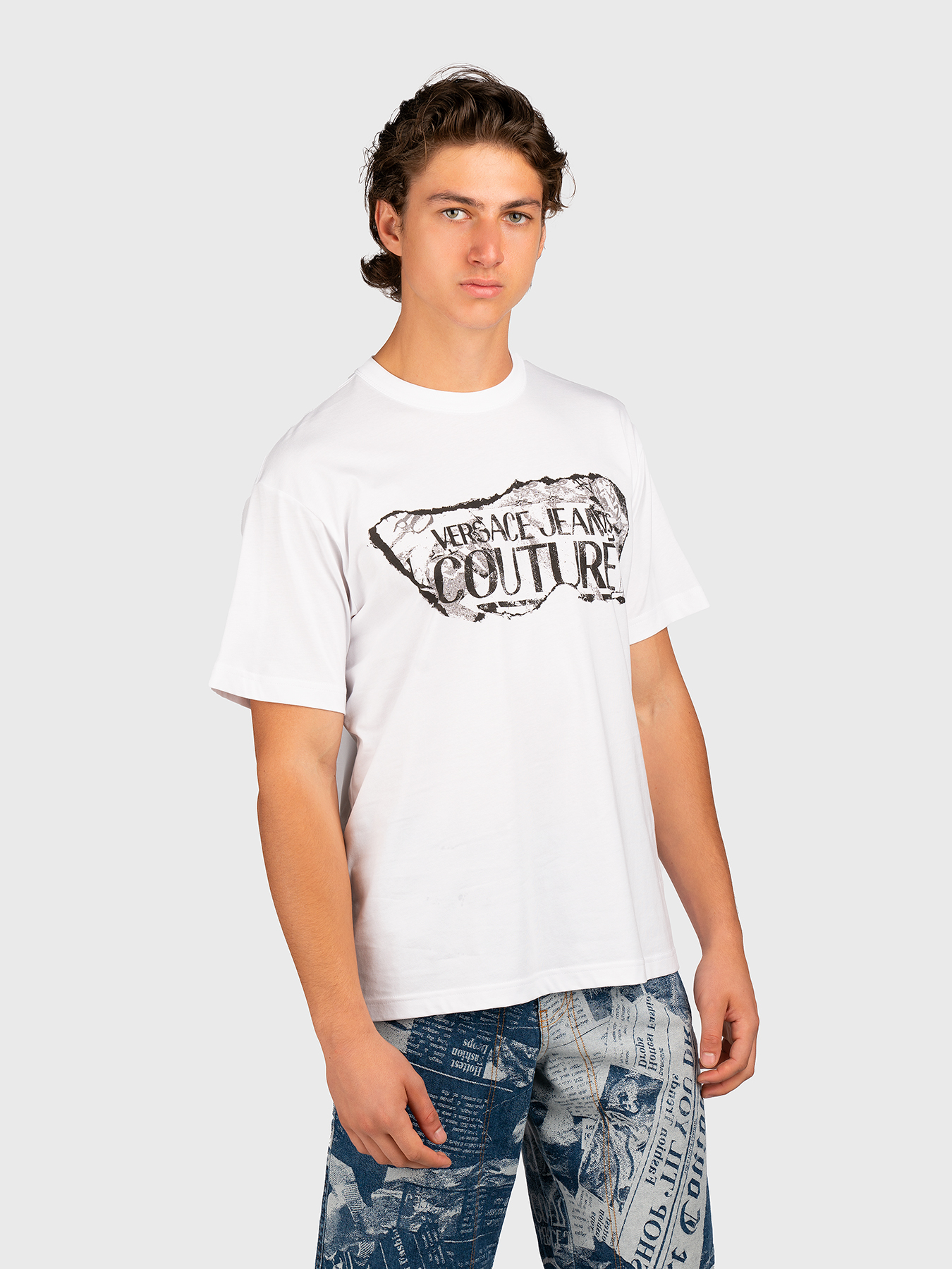 Tシャツ・カットソー VERSACE JEANS SS24 PRINTED SHIRT (76GAL2R0_NS407899) Black T-shirt with contrasting logo print brand VERSACE